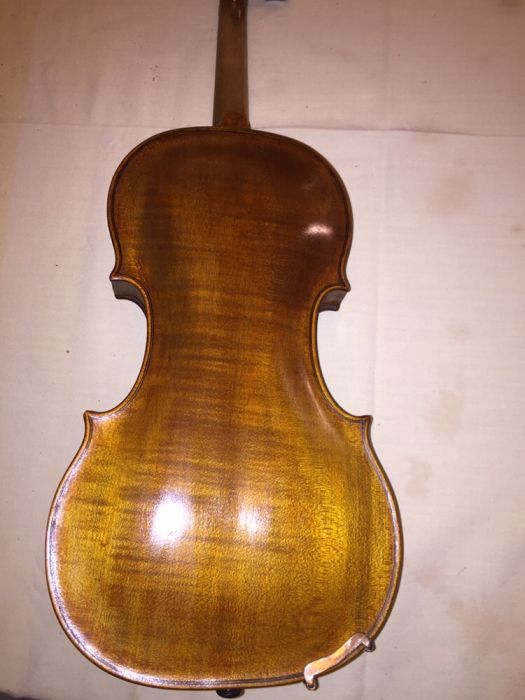 Violino antigo com cabeça personalizada