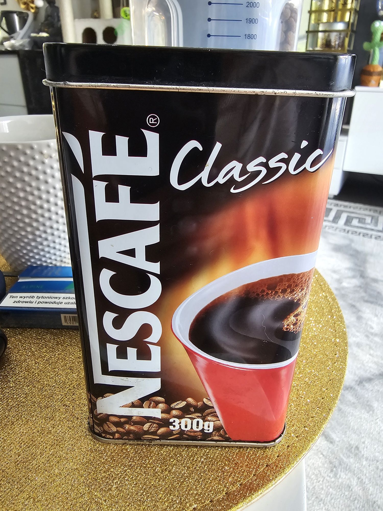 Puszki nescafe classic