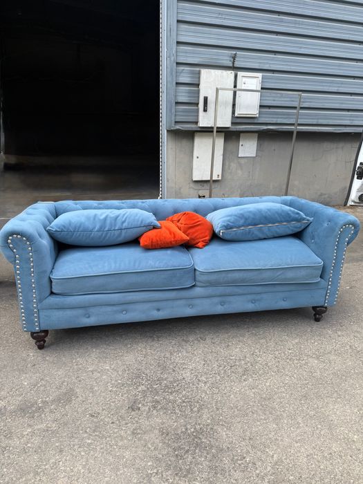 Sofá azul de veludo para 2 pessoas