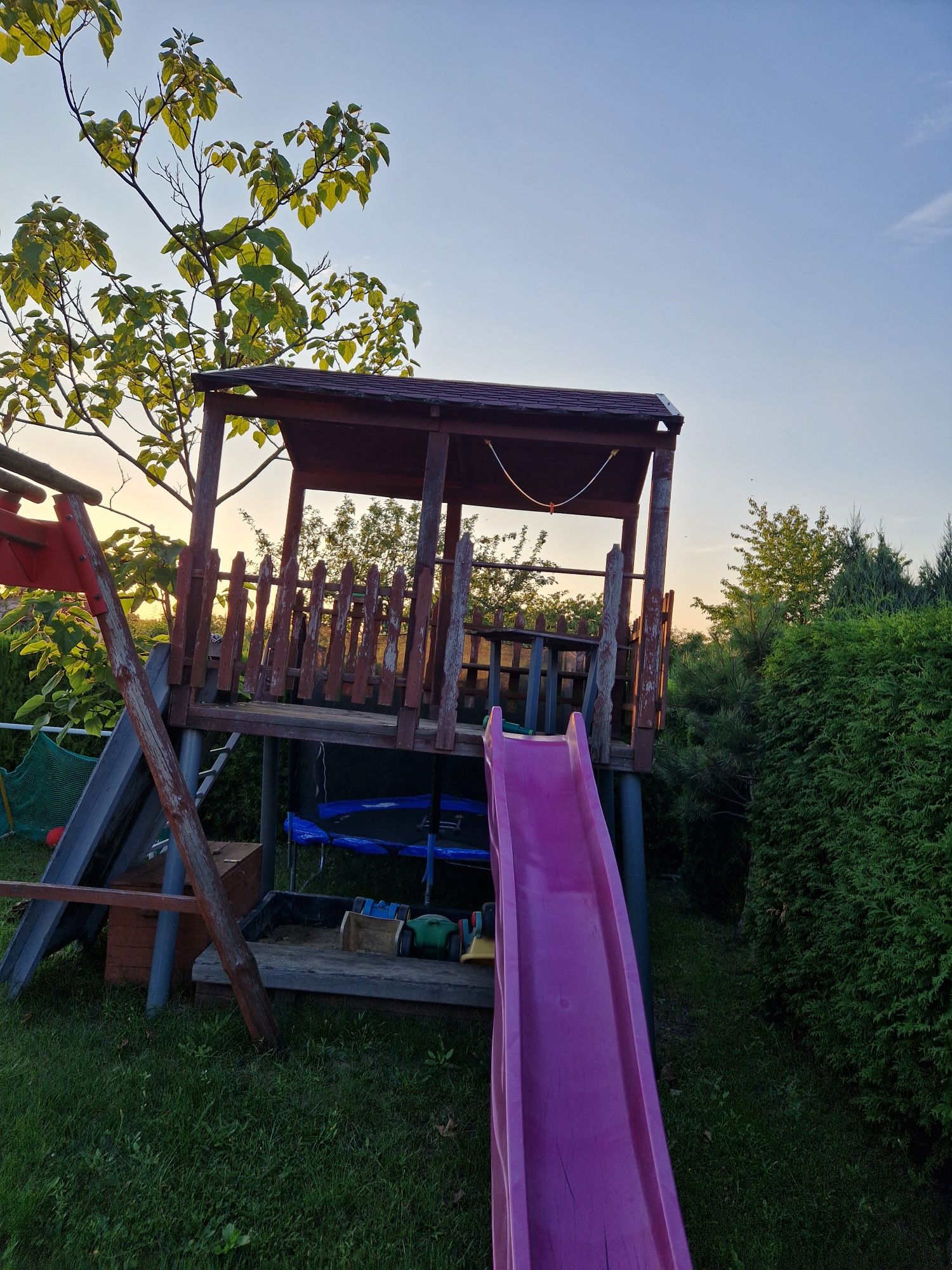 Plac zabaw domek na drzewie