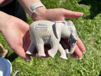 Kamienna figurka słonia.