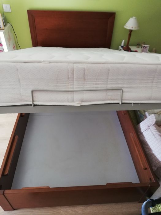 Cama com sistema elevatório