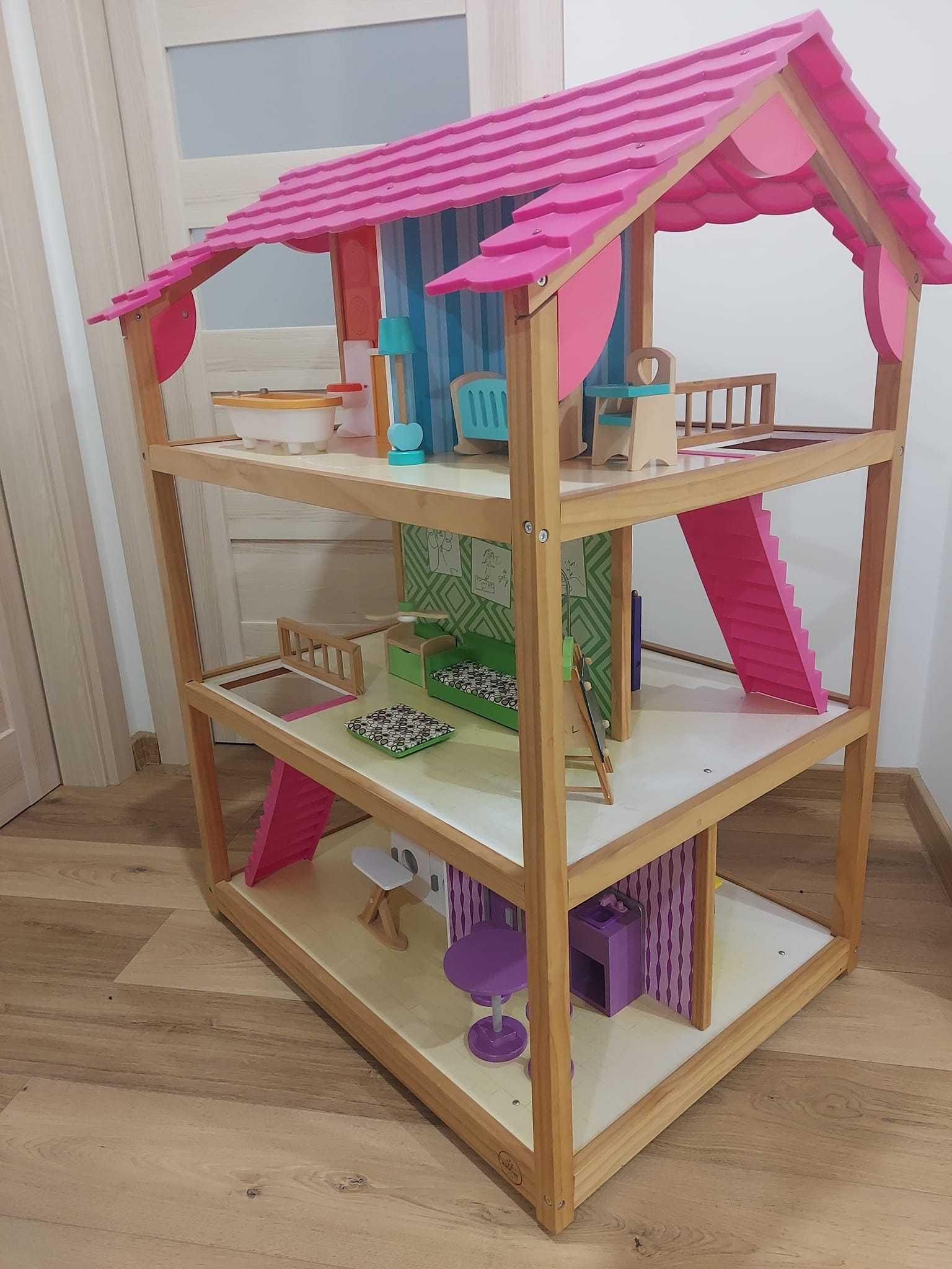 Drewniany domek dla lalek