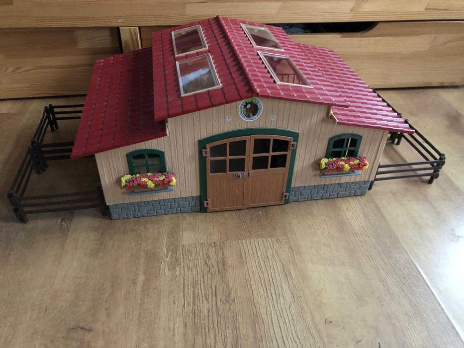 Stajnia Schleich z końmi i akcesoriami (42195)