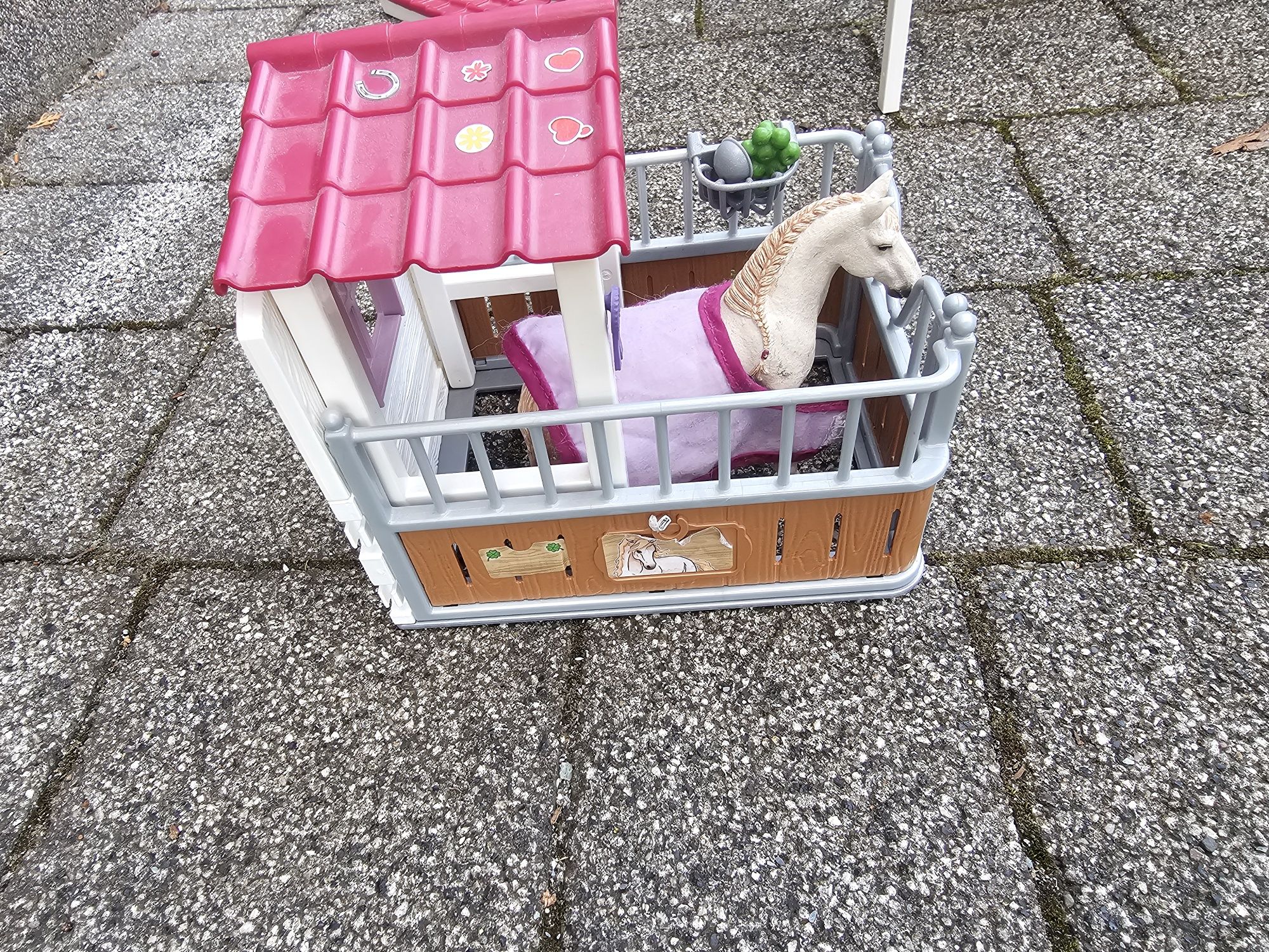 Boks dla koni z klaczą Luzytańską Schleich