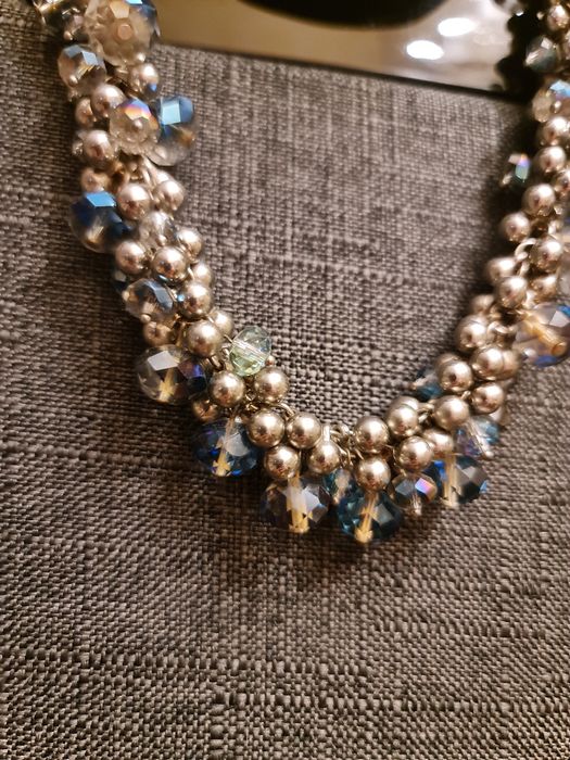 Прикраси, кольє, бусы.