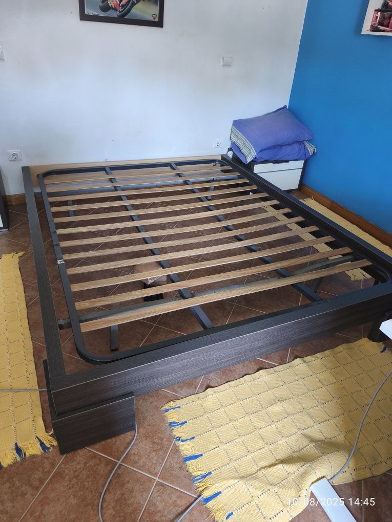 Cama de casal com cabeceiras