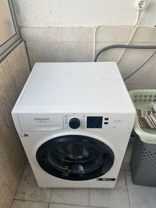 Maquina de lavar roupa com pouco uso.