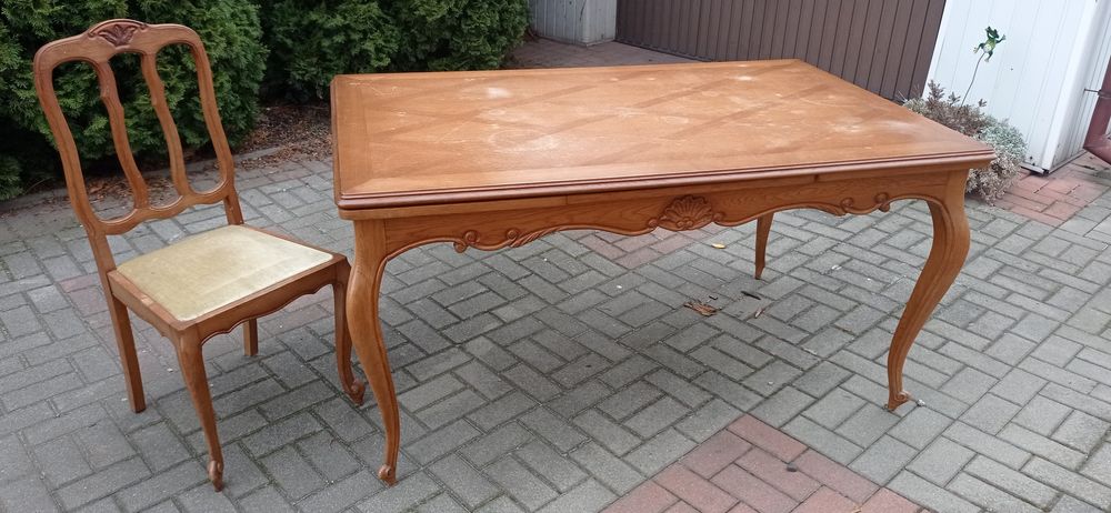 Stół z sześcioma krzesłami