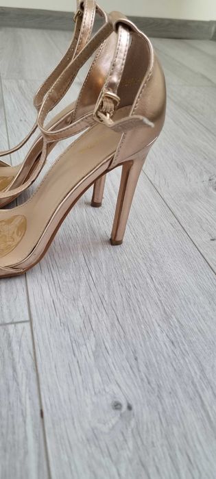 Eleganckie sandały na szpilce 38