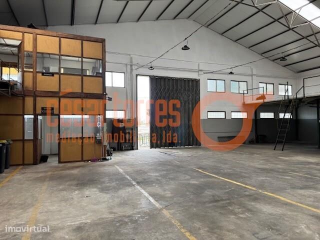 Armazém em Canelas para Industria, Comercio e Serviços na zona Industr