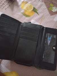 Duży, czarny portfel
