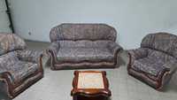 Conjunto - um sofá, duas poltronas e uma mesa de centro - Bom Estado