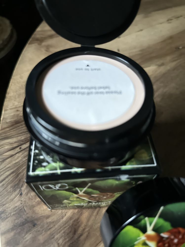 Puder ze śluzem ślimaka kolor lvory