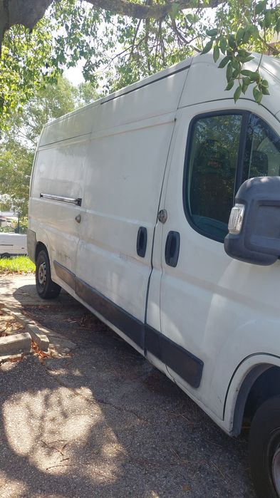 Modanças pequenas fretes carrinha com condutor