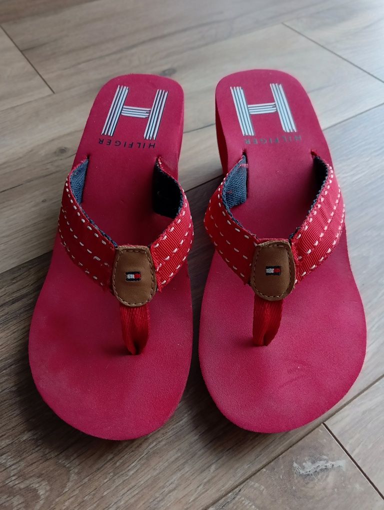 Tommy Hilfiger japonki na koturnie ,klapki r.37