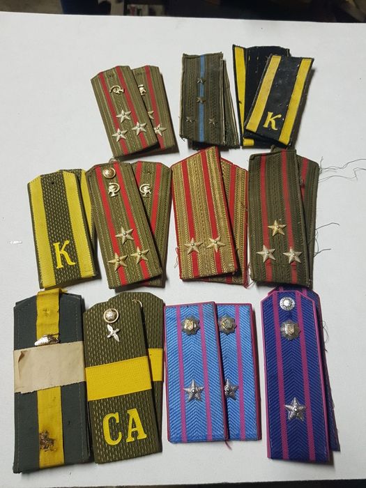 Погоны, пуговицы.