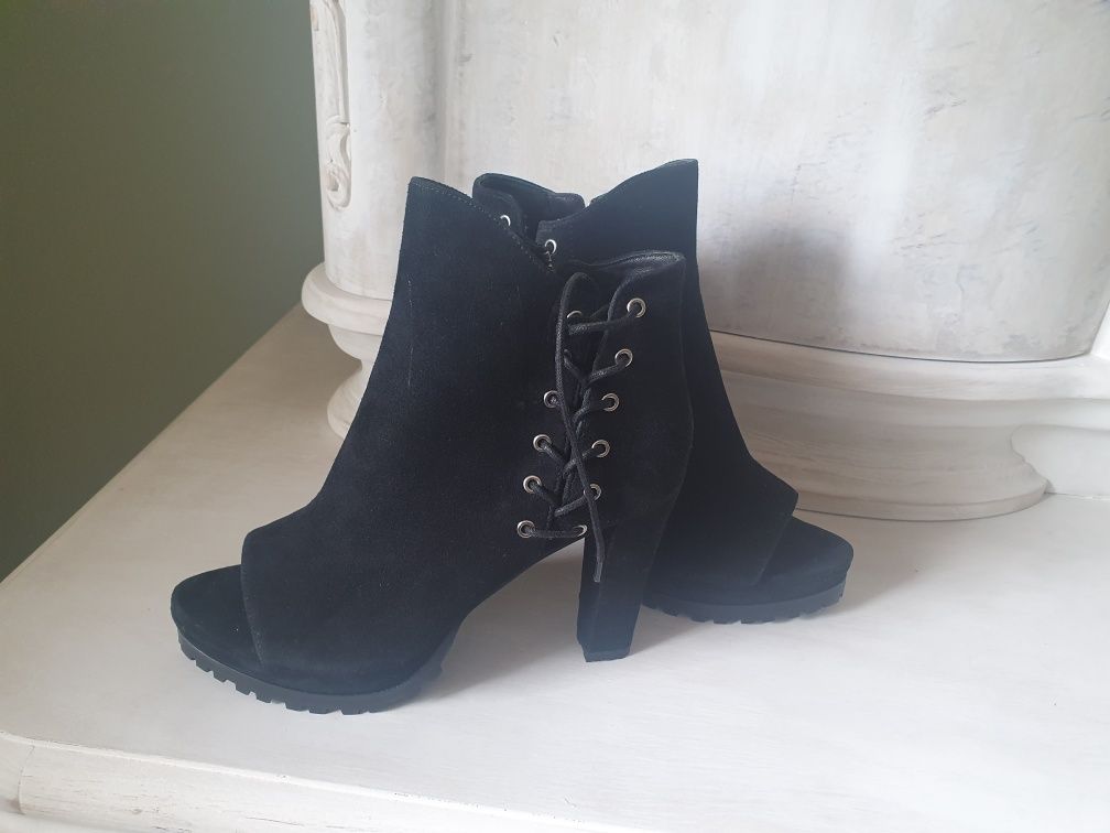 Nowe buty zamszowe