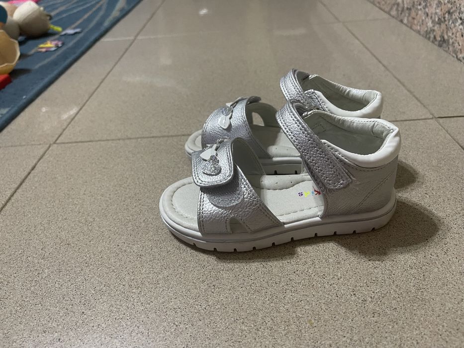 Vendo Sandálias em pele de Menina nº25, P/ Novas