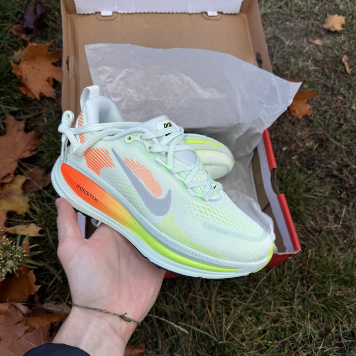 Кросівки: Nike Vomero 18