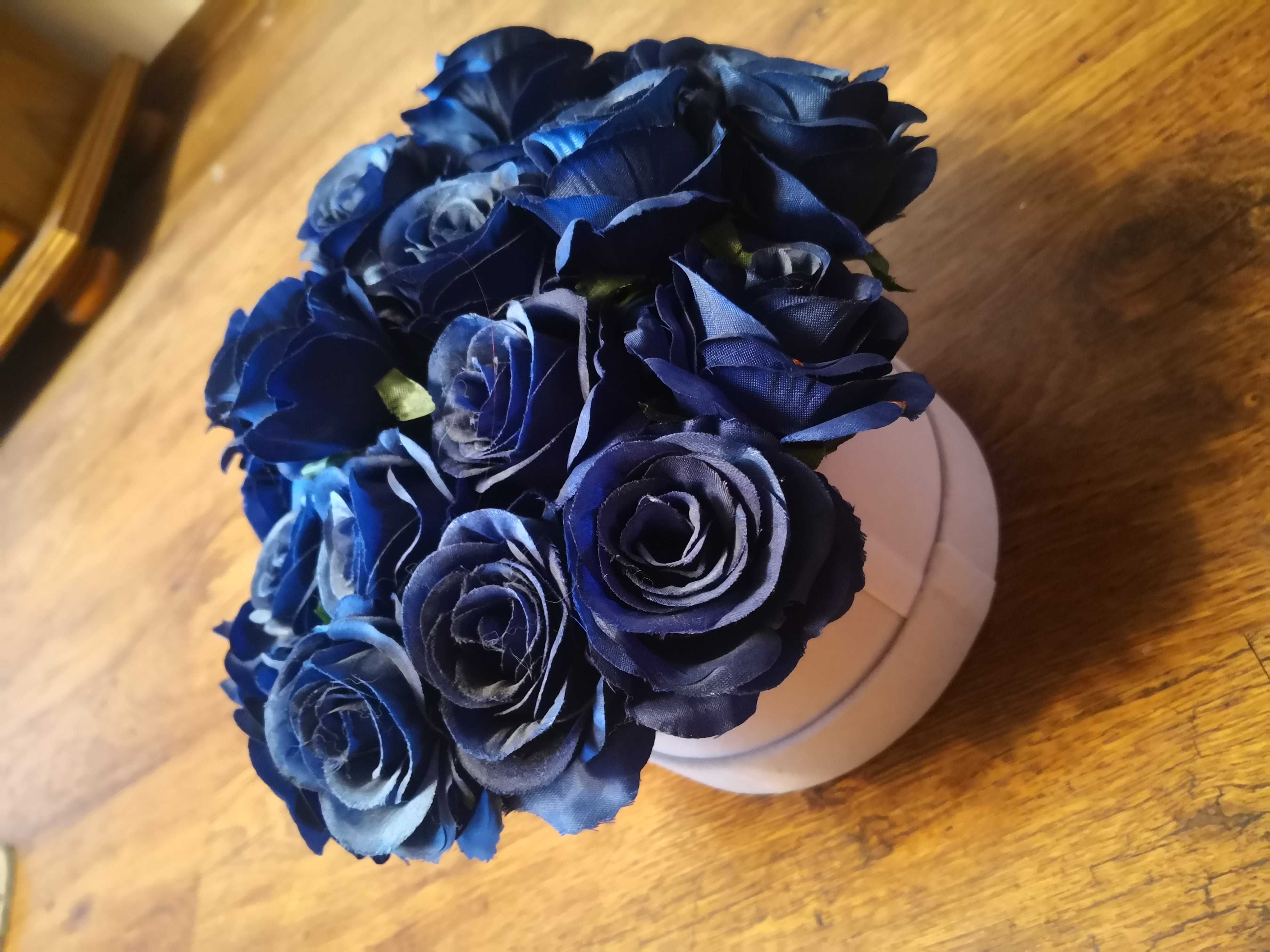 Granatowe sztuczne róże na druciku, w białym flowerboxie