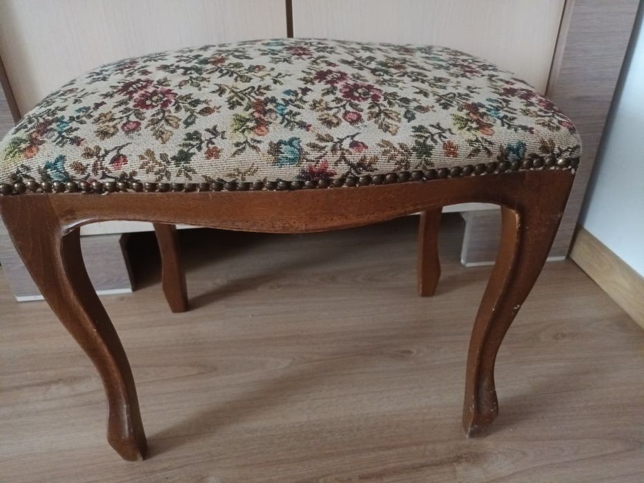 Stylowa pufa podnóżek antyk