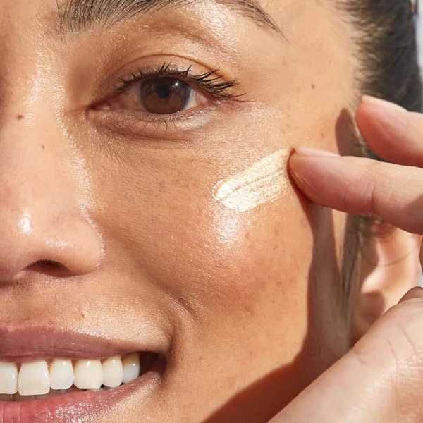 Pai The Impossible Glow Rozświetlacz w płynie 10ml Kolor Champa