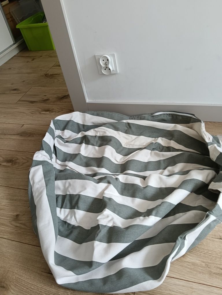 Pufa do przechowywania zabawek, ręczników, koców itp.
