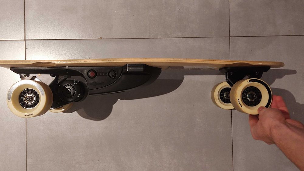 Deskorolka Elektryczna RazorX Cruiser – BRAK PILOTA I ŁADOWARKI