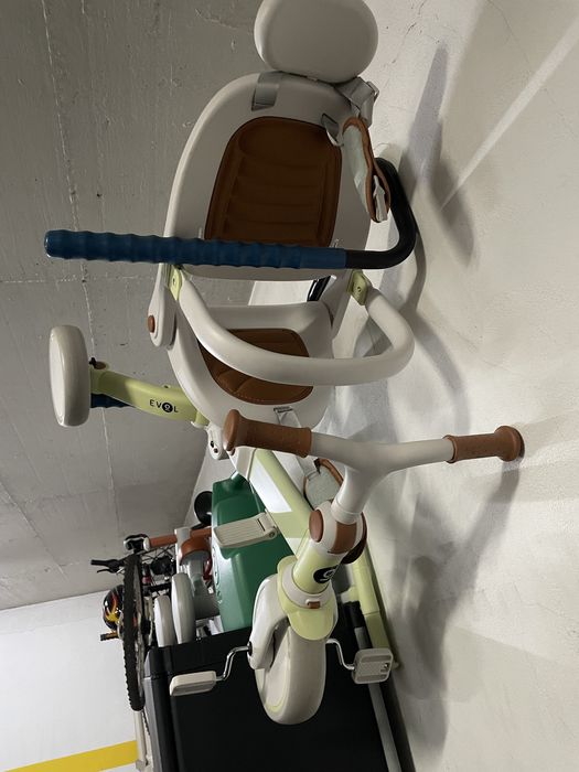 Triciclo com pedais