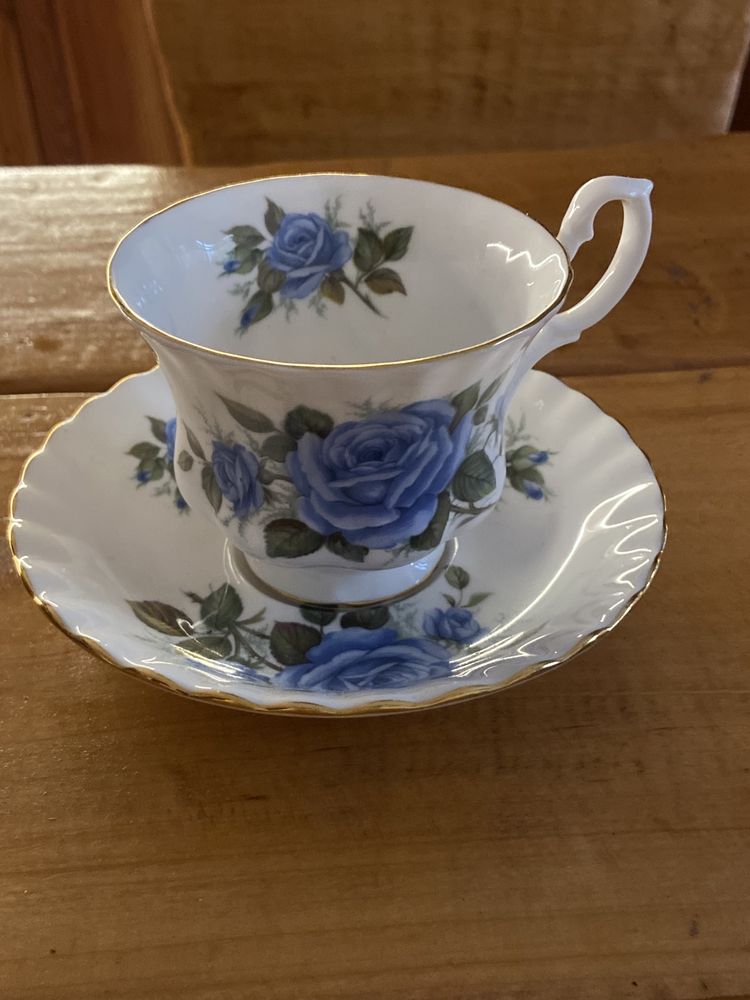 filiżanka  porcelana sygnowana Royal Albert England niebieska roża