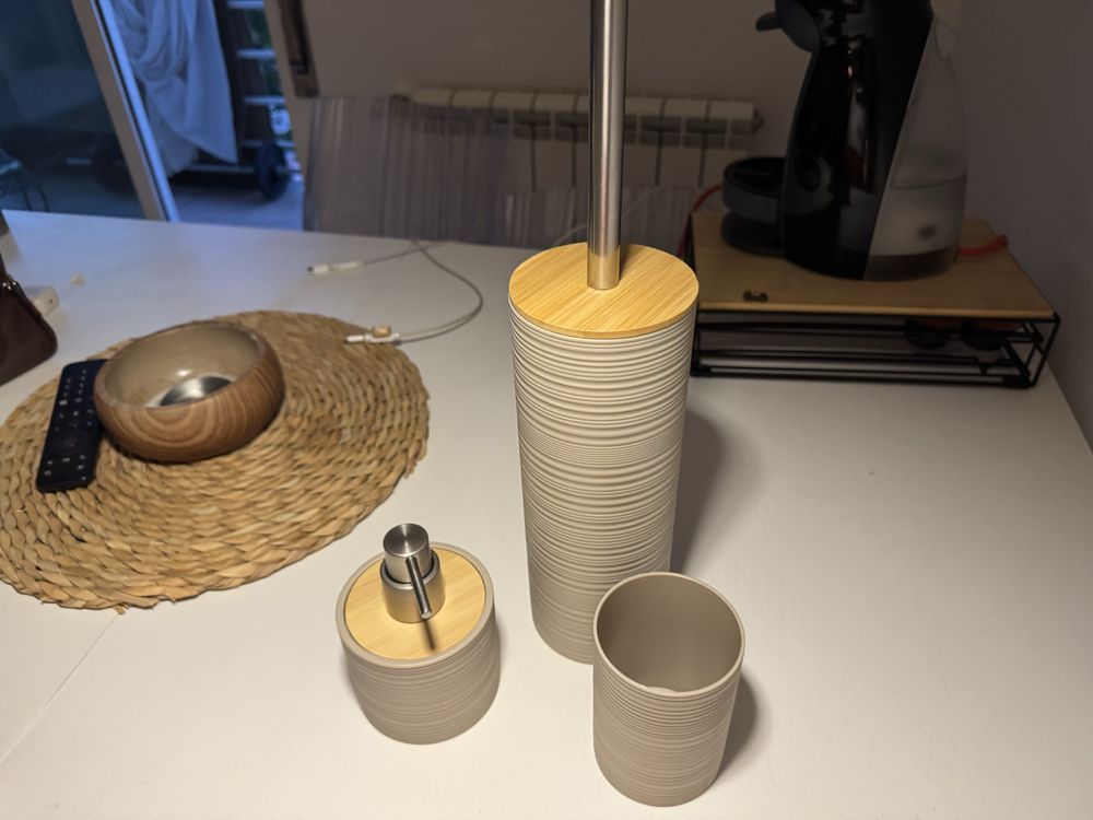 Conjunto de casa de banho por usar