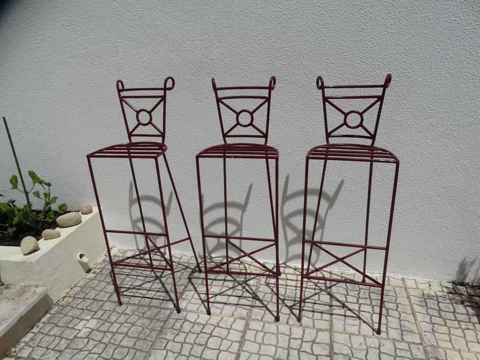 Bancos em ferro de estilo único.