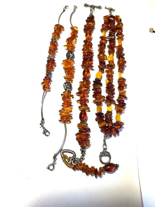 Чудові аксесуари —браслети з бурштину для дівчат