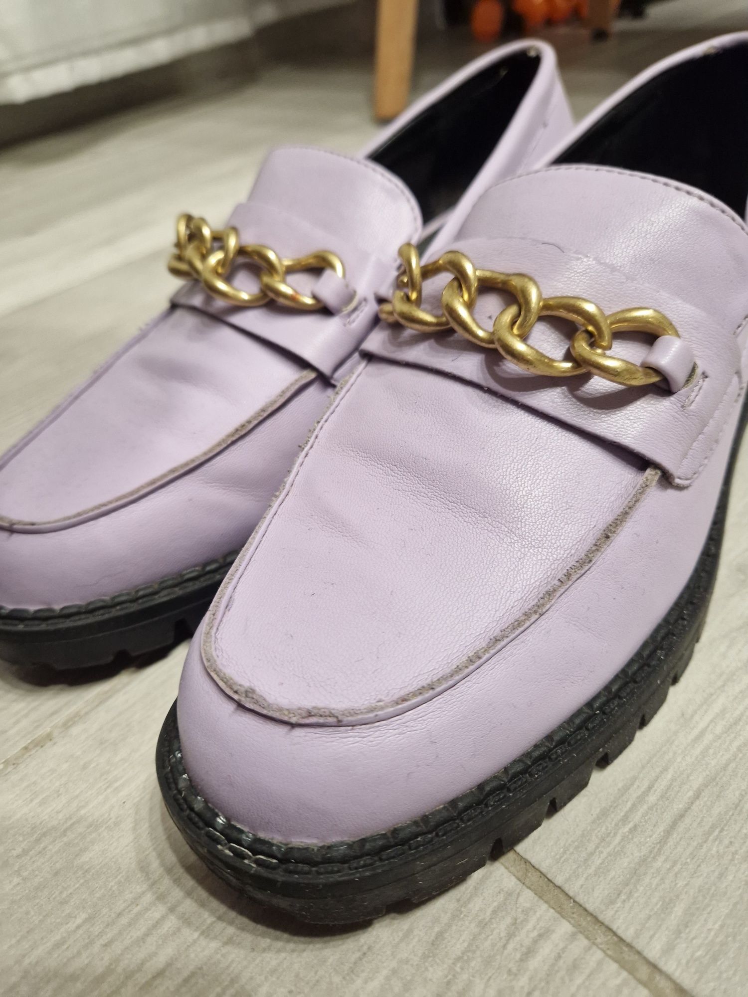 Loafersy asos mokasyny liliowe z łańcuchem