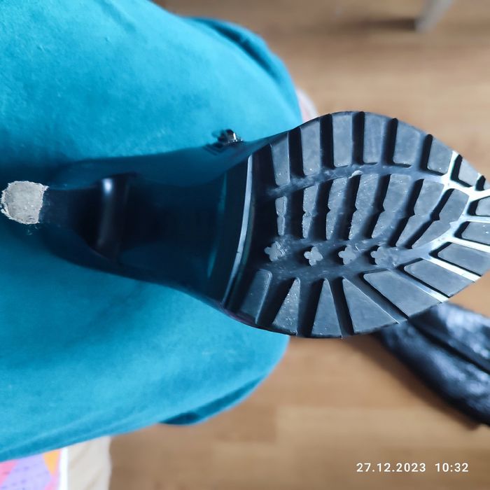 Сапожки кожаные на каблуках