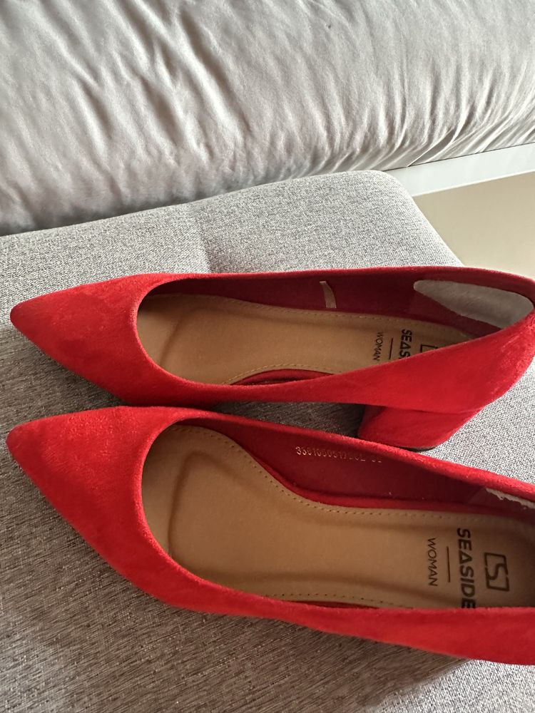 Sapatos altos vermelhos