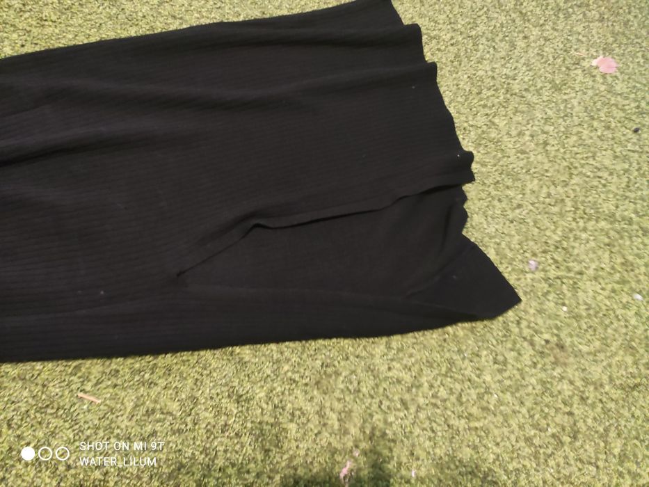 Плаття чорне з горловиною та розрізом на ніжці.