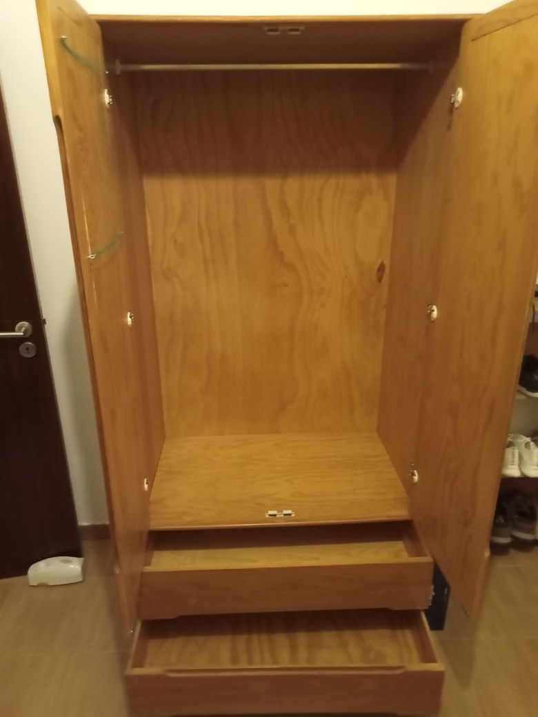 Guarda fatos em pinho claro  com duas portas e duas gavetas
