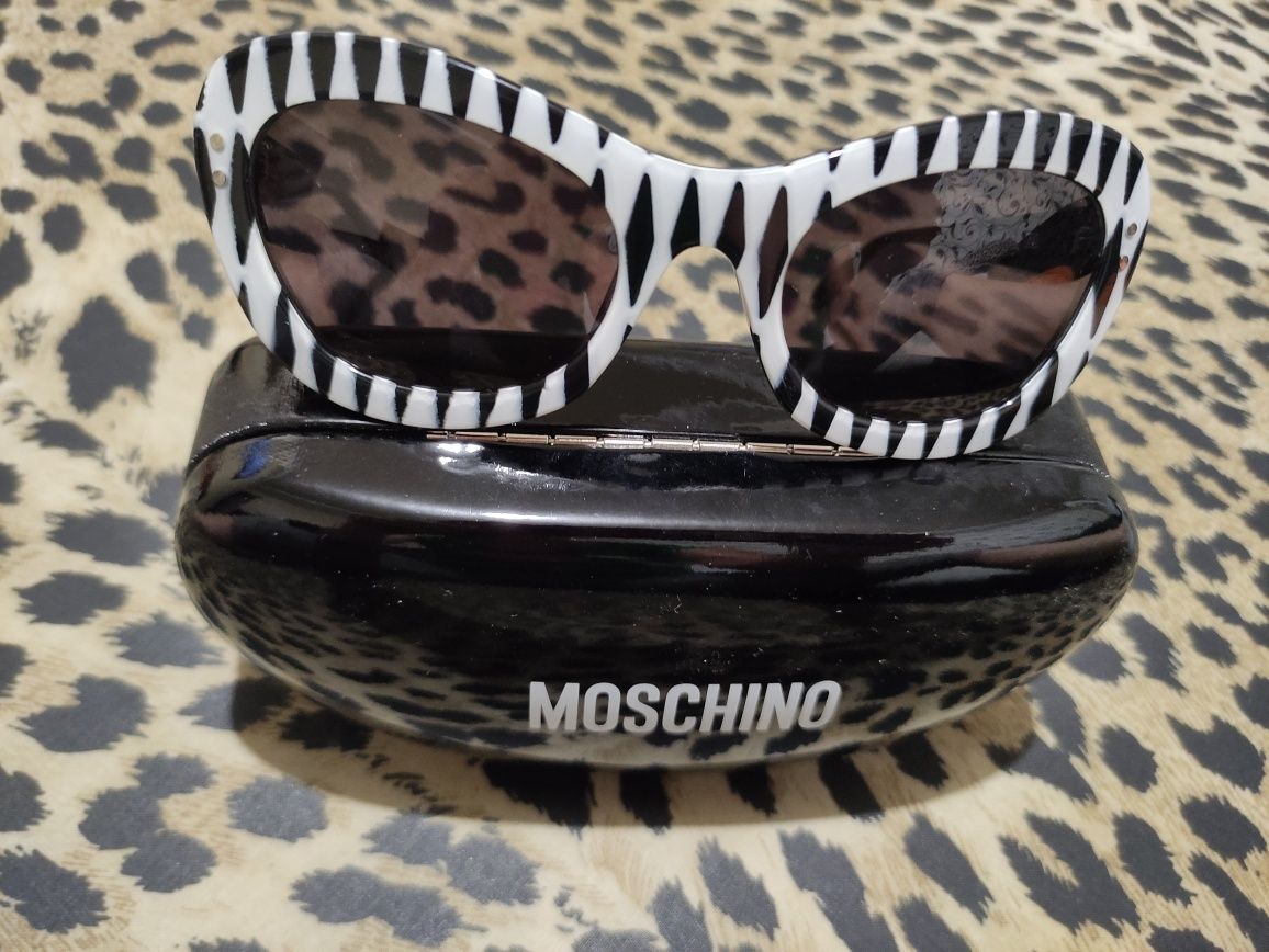 Оригинальные  солнцезащитные очки Moschino