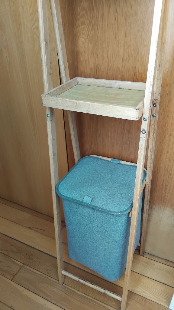 Estante com cesto roupa