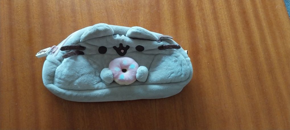 Sprzedam piórnik Pusheen