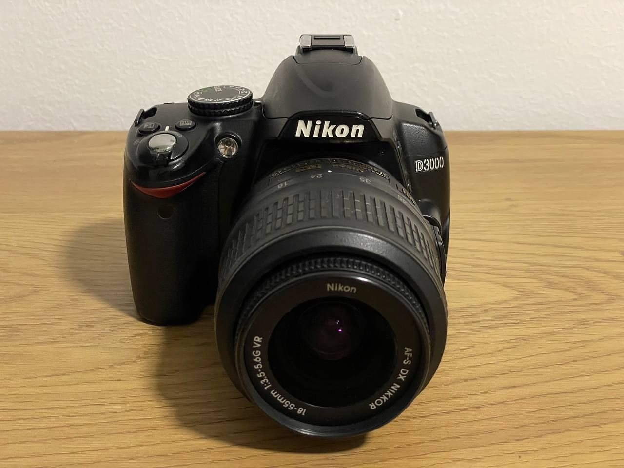 Продам фотоапарат Nikon D3000 з обʼєктивом Nikkor 18-55mm 1:3.5-5.6G