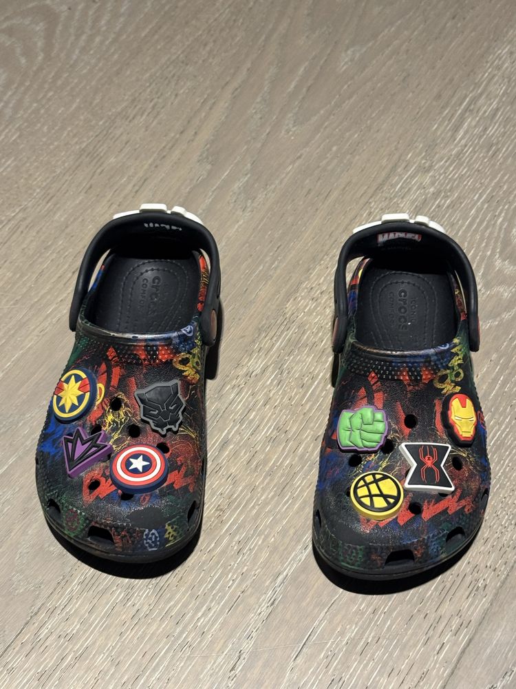 Sandalias Crocs avengers tam c 12
