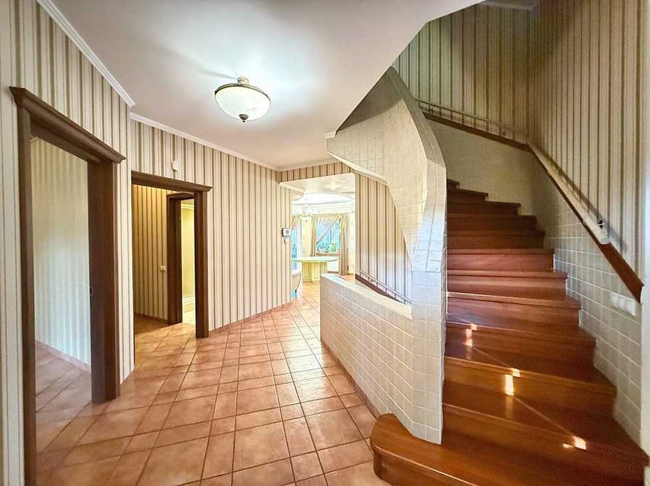 Будинок з ремонтом, гаражем, сауною та басейном. Центральний Парк.