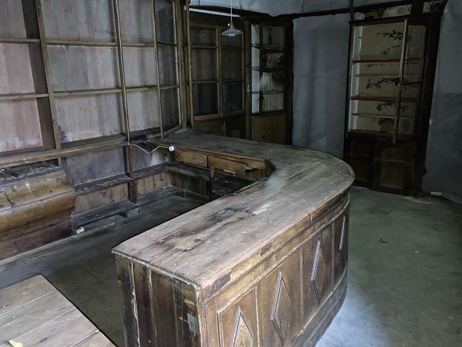 Armários, balcão,vitrines, gavetas e tulhas em madeira, de loja antiga