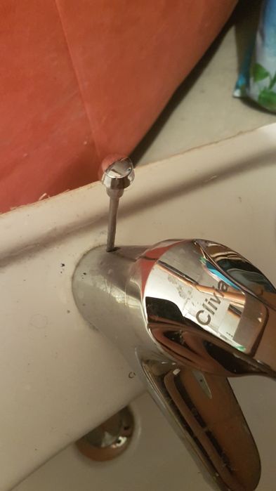 Umywalka biała z baterią i rurkami