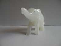Figurka słonia - rzeźbiony w białym kamieniu