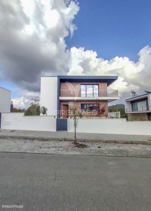 Moradia T4 moderna com piscina e  acabamentos de alta qualidade