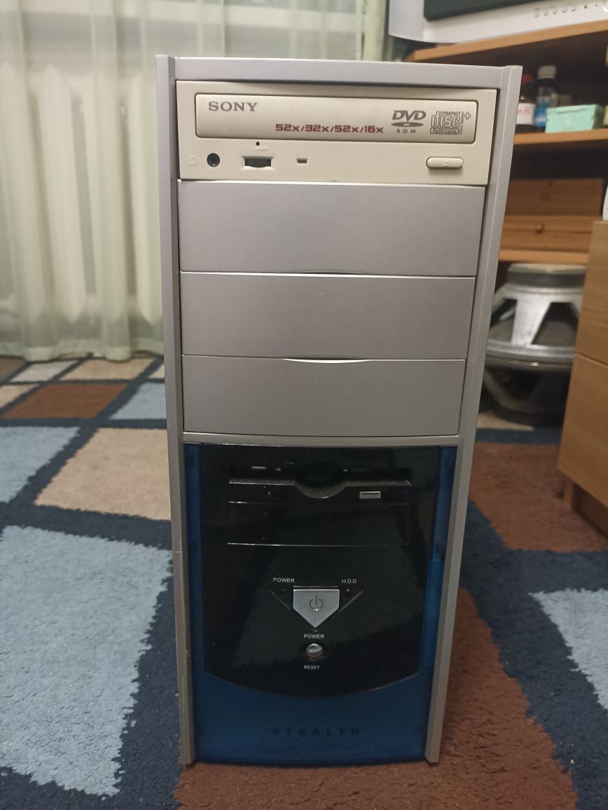 Корпус компьютера с дисководом